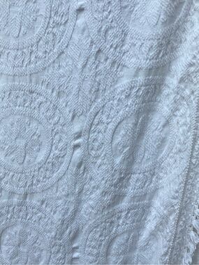 Jacquard medallions fringed cotton vintage bed spread Twin 100 x 108 rounded hem